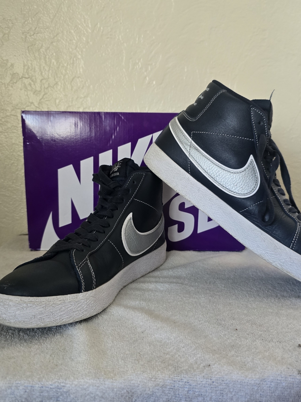 Nike Men’s Navy Blue Leather Sneakers with White Swoosh Size 8.5